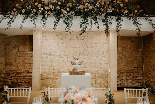 floral-wedding-cake Floral cake setting